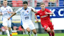 Zbrojovka Brno - Baník Ostrava. Baníku Milan Baroš (uprostřed) a záložník Zbrojovky Daniel Přerovský (vpravo) | na serveru Lidovky.cz | aktuální zprávy