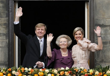 Nizozemská královna Beatrix pedala ezlo svému synovi. 