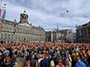 V ulicích nizozemské metropole u v prbhu dne slavilo nástup nového panovníka podle odhad asi milion lidí.