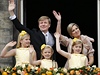 Willem-Alexander v pítomnosti své manelky, nové královny Máximy, na balkonu paláce poté odcházející panovnici podkoval za podporu a za onch "33 nkdy pohnutých let". 