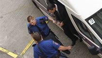 Eskorta přiváží Davida Ratha k soudu, který má rozhodnout o jeho propuštění z vazby. | na serveru Lidovky.cz | aktuální zprávy