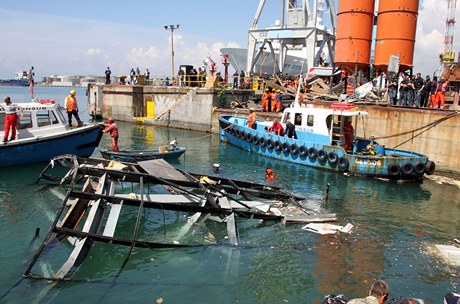 Pi havárii lod v pístavu v Janov zahynulo nejmí sedm lidí.