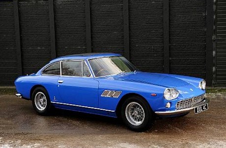 V Británii se bude drait Ferrari 330GT, první vz Johna Lennona