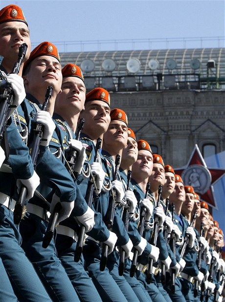 Rutí vojáci pochodují na pehlídce v Moskv.