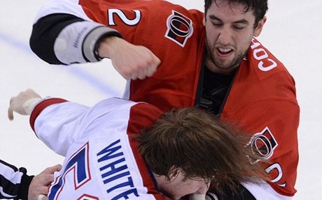 Hokejista Ottawy Senators Jared Cowen (nahoe) a Ryan White z Montrealu Canadians