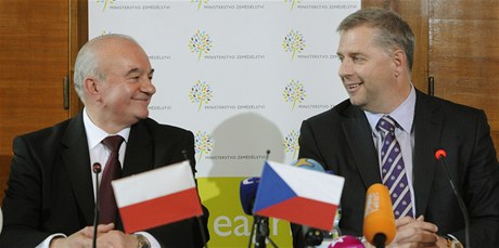 eský ministr zemdlství Petr Bendl (vpravo) a polský ministr zemdlství a rozvoje venkova Stanislaw Kalemba vystoupili 6. kvtna na tiskové konferenci po jednání v Praze. 