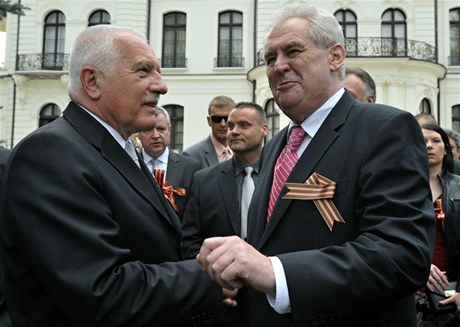 Prezident Zeman se mimo jiné na ruské ambasád setkal se svým pedchdcem ve funkci Václavem Klausem.