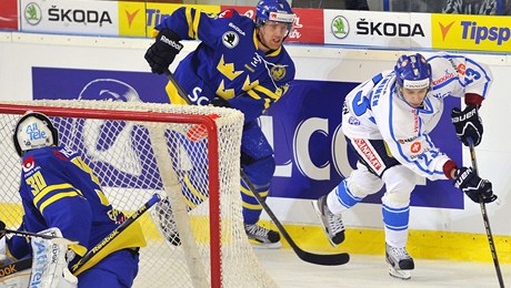 védsko - Finsko. Zleva védský branká Joacim Eriksson, Martin Thörnberg a Sakari Salminen z Finska