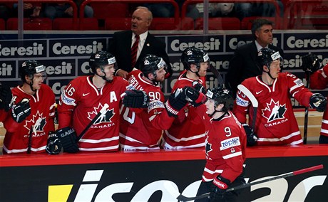 Kanadský hokejista Matt Duchene (9) slavý se spoluhrái