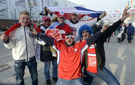 etí hokejoví fanouci ped halou Globen