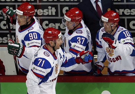 Ruský hokejista Ilja Kovaluk (71) slaví gól se spoluhrái