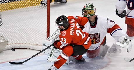 Hokejista výcarska Simon Bodenmann (vlevo) a eský branká Alexander Salák