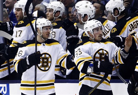 eský hokejista Bostonu Bruins David Krejí (vlevo) a jeho spoluhrá Brad Marchand 