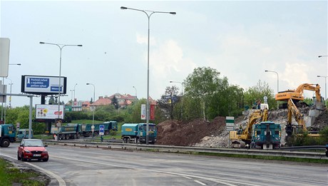 Bourání betonového mostu nad Jiní spojkou skonilo