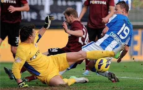 Mladá Boleslav - Sparta. ech zasahuje proti Chramostovi.