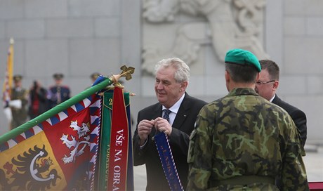 Prezident Zeman zdobí na nádvoí ped památníkem historické armádní prapory za zvuku husitského chorálu Kto sú boí bojovníci. 