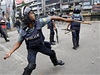 Policista pi zásahu proti islamistm v Dháce.