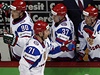 Ruský hokejista Ilja Kovaluk (71) slaví gól se spoluhrái