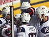 Hokejisté USA slaví branku do sít Ruska.