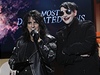 Alice Cooper a Marilyn Manson promlouvají k publiku na Golden Gods awards.