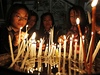 Dívky zapalují svíce bhem kesanského pravoslavné obadu Svatého ohn v Jeruzalém.