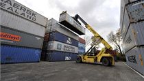 Modernizované kontejnerové překladiště v Paskově na Frýdecko-Místecku, za jehož dostavbu získala letos v září logistická společnost Advanced World Transport (AWT) ocenění v soutěži Volná cesta. | na serveru Lidovky.cz | aktuální zprávy