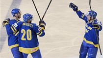 Švédsko - Česká republika. Zleva švédský obránce Henrik Tallinder, švédský útočník Joel Lundqvist a švédský útočník Martin Thörnberg se radují z druhého gólu domácích | na serveru Lidovky.cz | aktuální zprávy