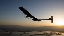 vcarsk solrn letoun Solar Impulse po peletu USA spn pistl ve Phoenixu v americkm stt Arizona. 