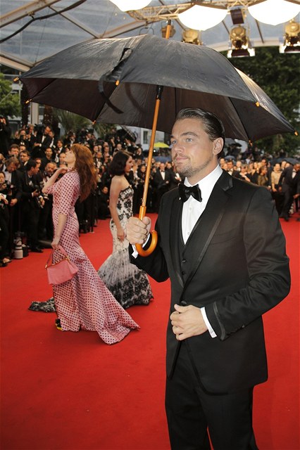 Leonardo DiCaprio na erveném koberci v Cannes