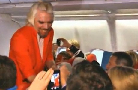 Miliardá Branson si vyzkouel práci letuky. Prohrál sázku.