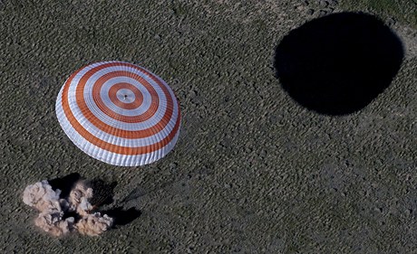Tílenná posádka ISS se bezpen vrátila na Zem