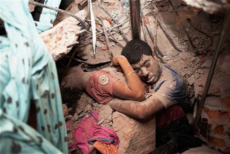 Dojemný snímek objímajícího se páru v troskách bangladéské textilky.