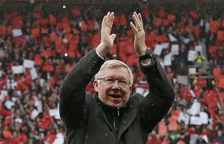 Trenér fotbalist Manchesteru United Alex Ferguson se louí