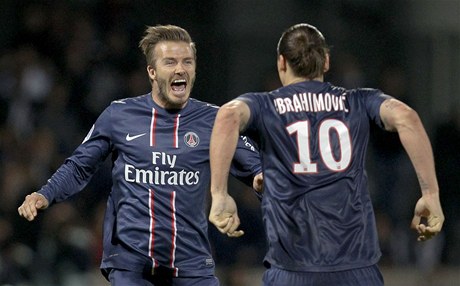 Foptbalisté Paris St. Germain David Beckham (vlevo) a Zlatan Ibrahimovi