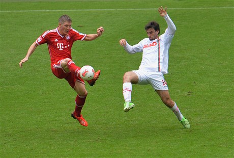 eský fotbalista Augsburgu Jan Morávek (vpravo) a Bastian Schweinsteiger z Bayernu Mnichov