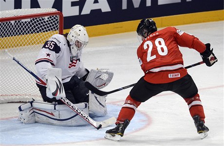 výcarsko - USA. Americký branká John Gibson (vlevo) a výcarský útoník Martin Plüss