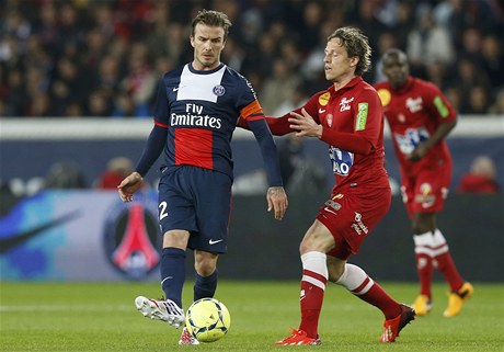 Fotbalista Paris St. Germain David Beckham (vlevo) a Mario Lika z Brestu