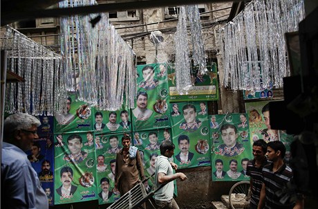 Volební plakáty visí i na pakistánských tritích.