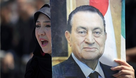 Píznivci bývalého egyptského prezidenta Mubaraka ho pili podpoit k soudu.