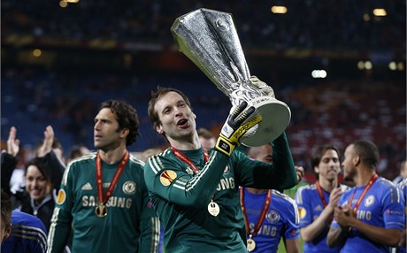 Petr ech s trofejí pro vítze Evropské ligy.