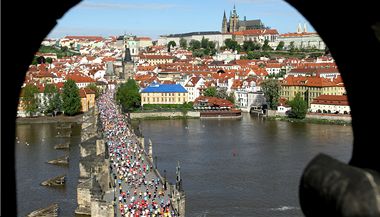 Trasa maratonu vedla i po Karlov most.