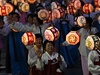 Vící se zúastují pochodu k oslavám výroí buddhova narození.