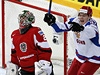 Ruský hokejista Jevgenij Kuzncov a branká Rakouska Bernhard Starkbaum 