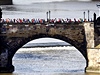 Turisty na Karlov most vystídali sportovci.