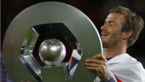 Fotbalista Paris St. Germain David Beckham s trofej pro vtze francouzsk ligy