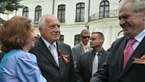 Livia Klausová se zdraví s prezidentem Milošem Zemanem. Uprostřed Václav Klaus. Sešli se na ruské ambasádě. | na serveru Lidovky.cz | aktuální zprávy