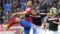 Slávista Hubáček v souboji s plzeňským Bakošem. | na serveru Lidovky.cz | aktuální zprávy
