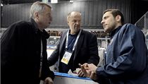 Na snímku jsou lékaři národního týmu Zdeněk Ziegelbauer (vlevo) a Radek Holibka (uprostřed) s brankářem Ondřejem Pavelcem | na serveru Lidovky.cz | aktuální zprávy