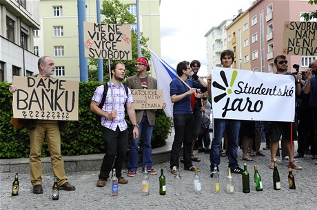 Asi 50 lidí, peván student, protestovalo v Brn proti postoji prezidenta Miloe Zemana k profesue Martina C. Putny.