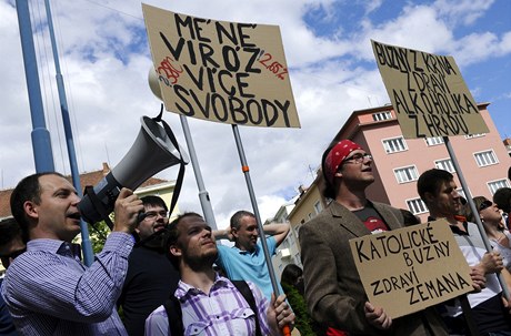 "Jako studenti nesouhlasíme s jakýmkoliv omezováním akademických svobod. Nato takovým, které je zdvodováno pochybnými argumenty hraniícími a s homofobií a omezováním svobody projevu," uvedl za organizátory protestu Petr Soukeník.